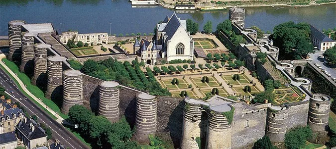 Le Roi Saint Louis bâtisseur du Château d Angers Val de Loire