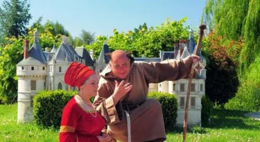 parc-mini-chateaux-amboise-personnages-theatre