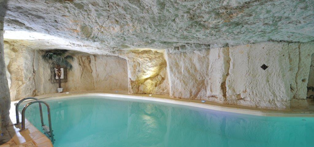 Demeure-Vignole-piscine-troglodyte