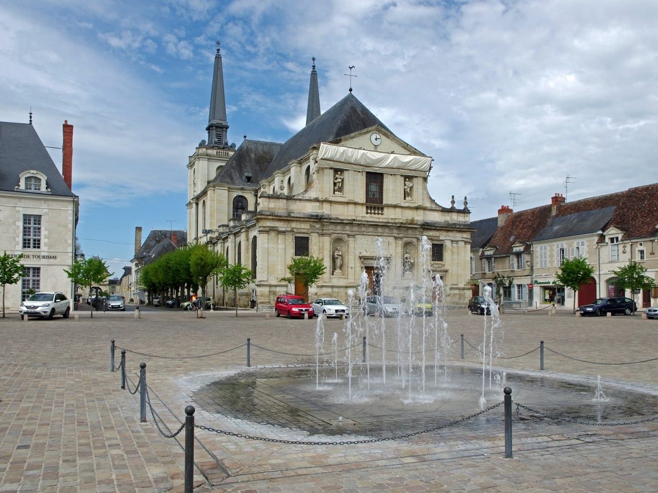 cité-de-richelieu-place-daniel-jolivecc-1320x874