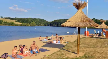 Base de loisirs, lac de Sidiailles, plage, bateau, baignade, barrage artificiel, Cher, France,