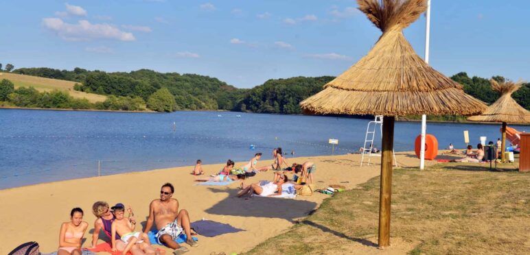 Base de loisirs, lac de Sidiailles, plage, bateau, baignade, barrage artificiel, Cher, France,