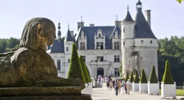 chenonceau-chateau-entrée-statue©marc-jauneaud