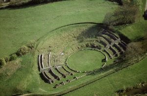 Sanctuaire gallo-romain de Sanxay, vue aérienne du théâtre depuis le nord