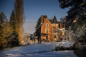 chateau du clos luce sous la neige