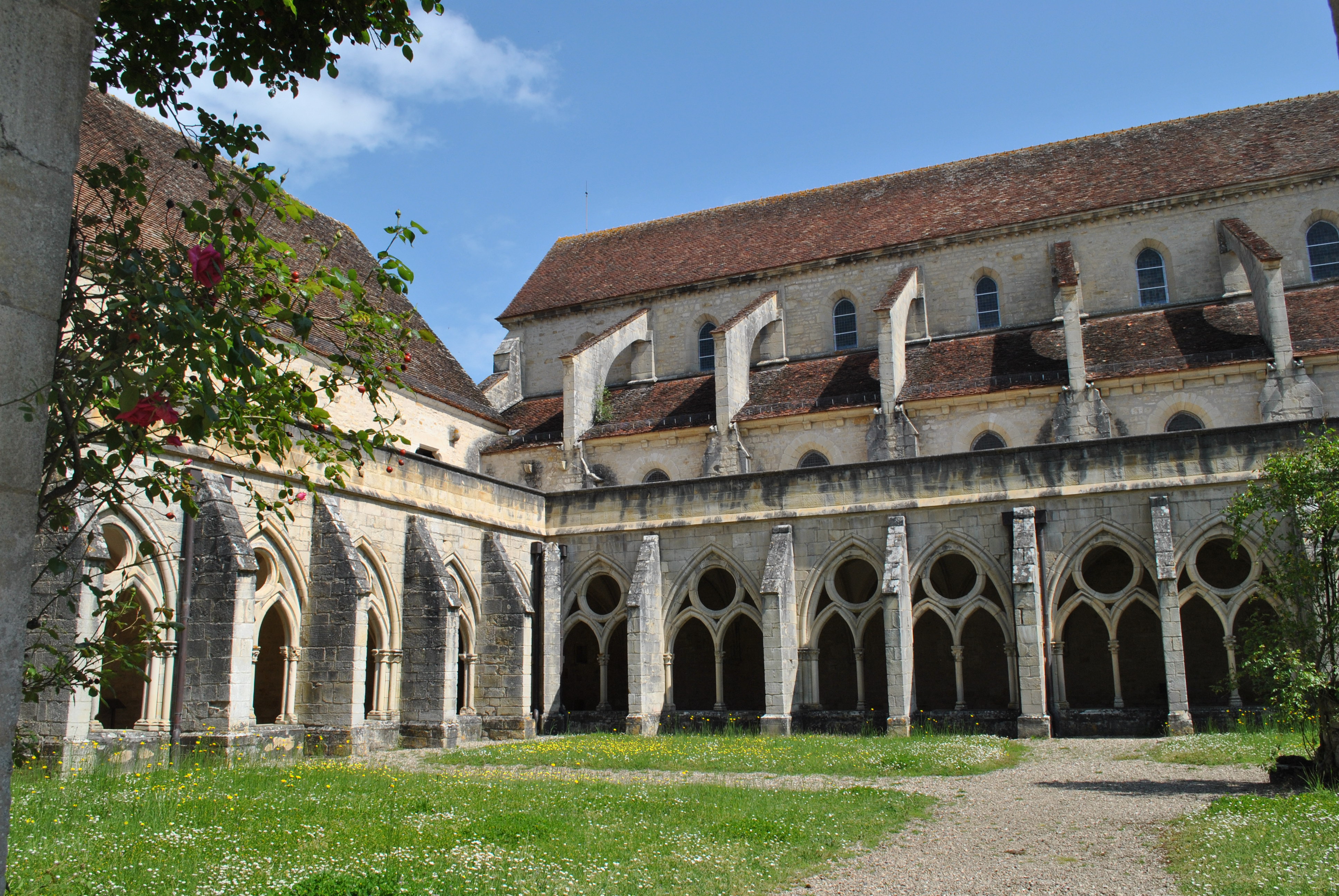 Une Visite A L Abbaye De Noirlac Val De Loire