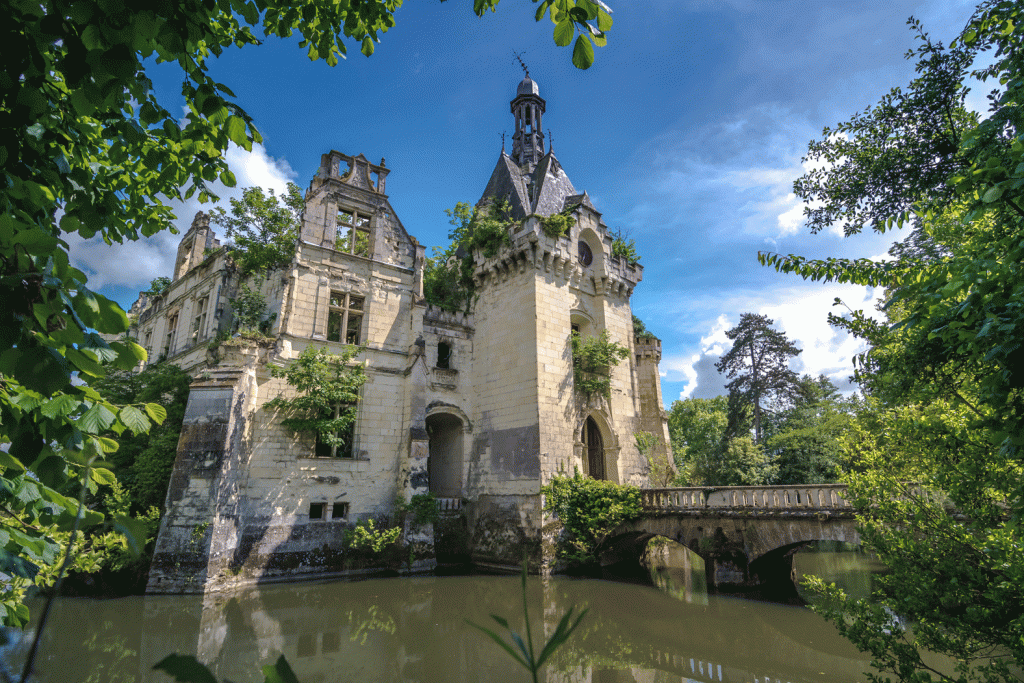 Panorama rapproché sur le château de La Mothe Chandeniers