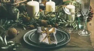 repas de fête spécialité du loiret le pâté d'alouettes de Pithiviers, sandre rôti sublimé par le vinaigre d'Orléans, la bûche de Noël au praliné de Montargis