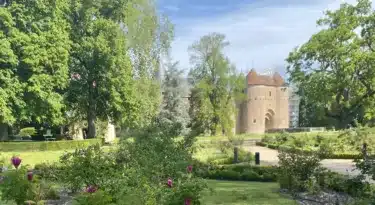 Château d'Ainay-le-Vieil vu de la roseraie