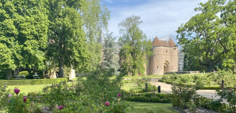 Château d'Ainay-le-Vieil vu de la roseraie