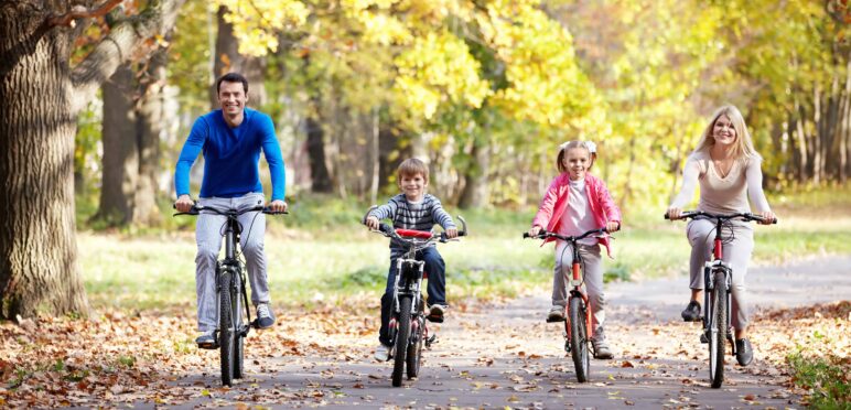 famille à vélo