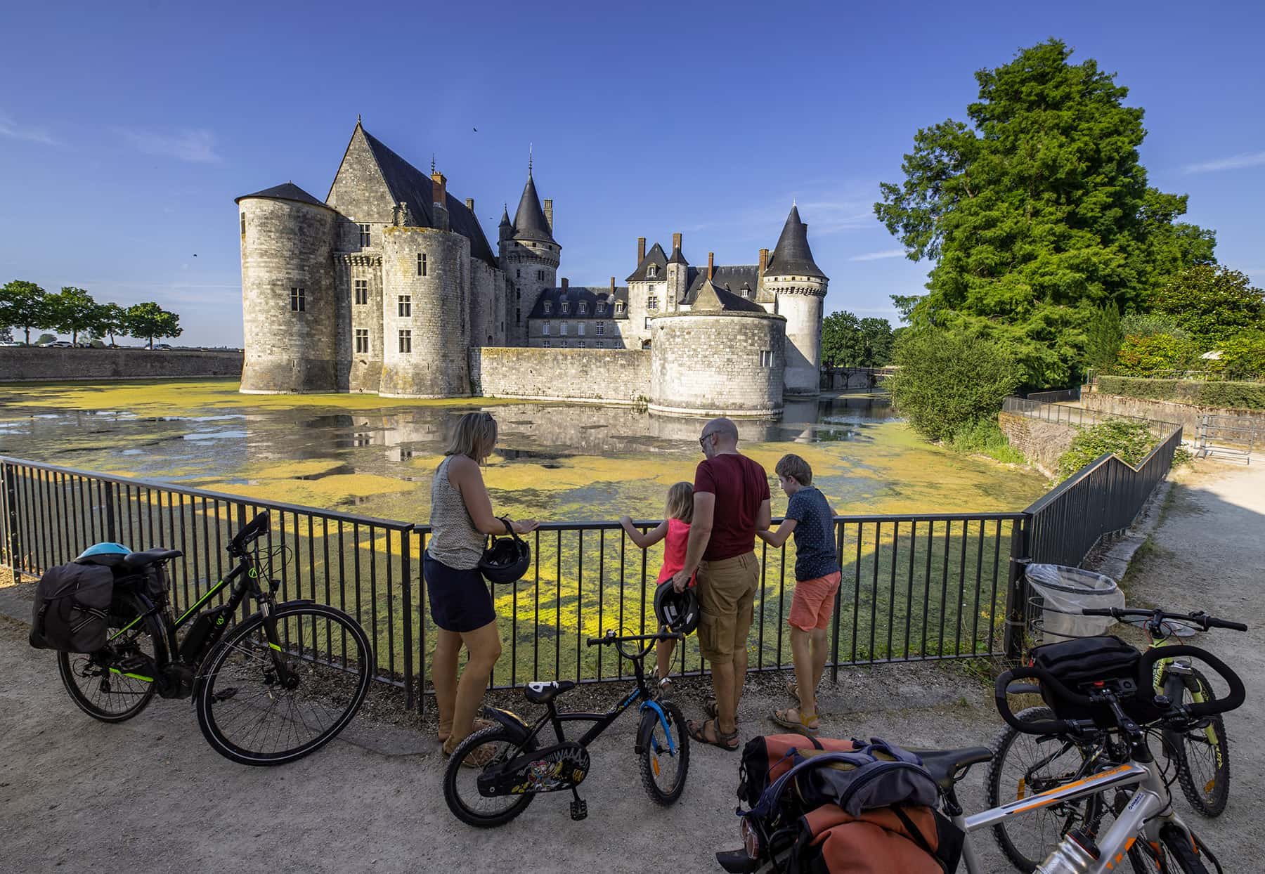 Vélo famille à Sully-sur-Loire © David Darrault - CRT Centre-Val de Loire