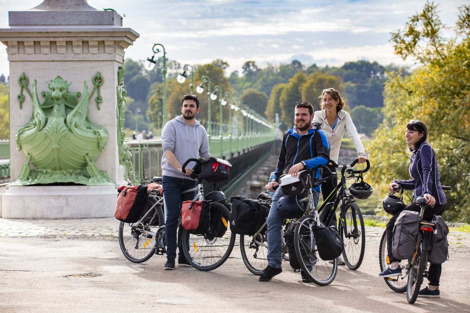 Groupe à vélo au pont canal de Briare