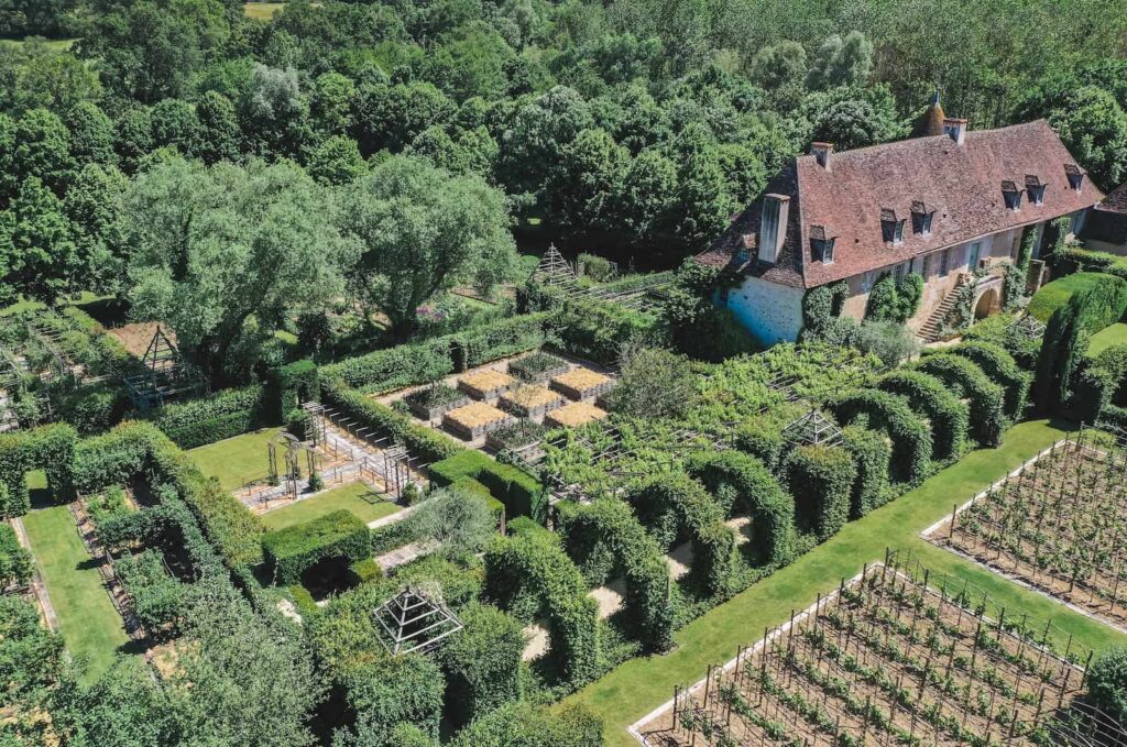 Vue aérienne des jardins du Prieuré d'Orsan