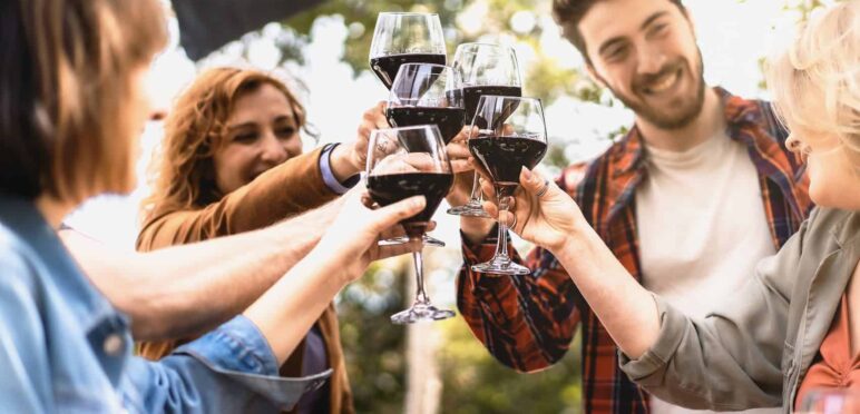 Tours amis avec des verres de vins