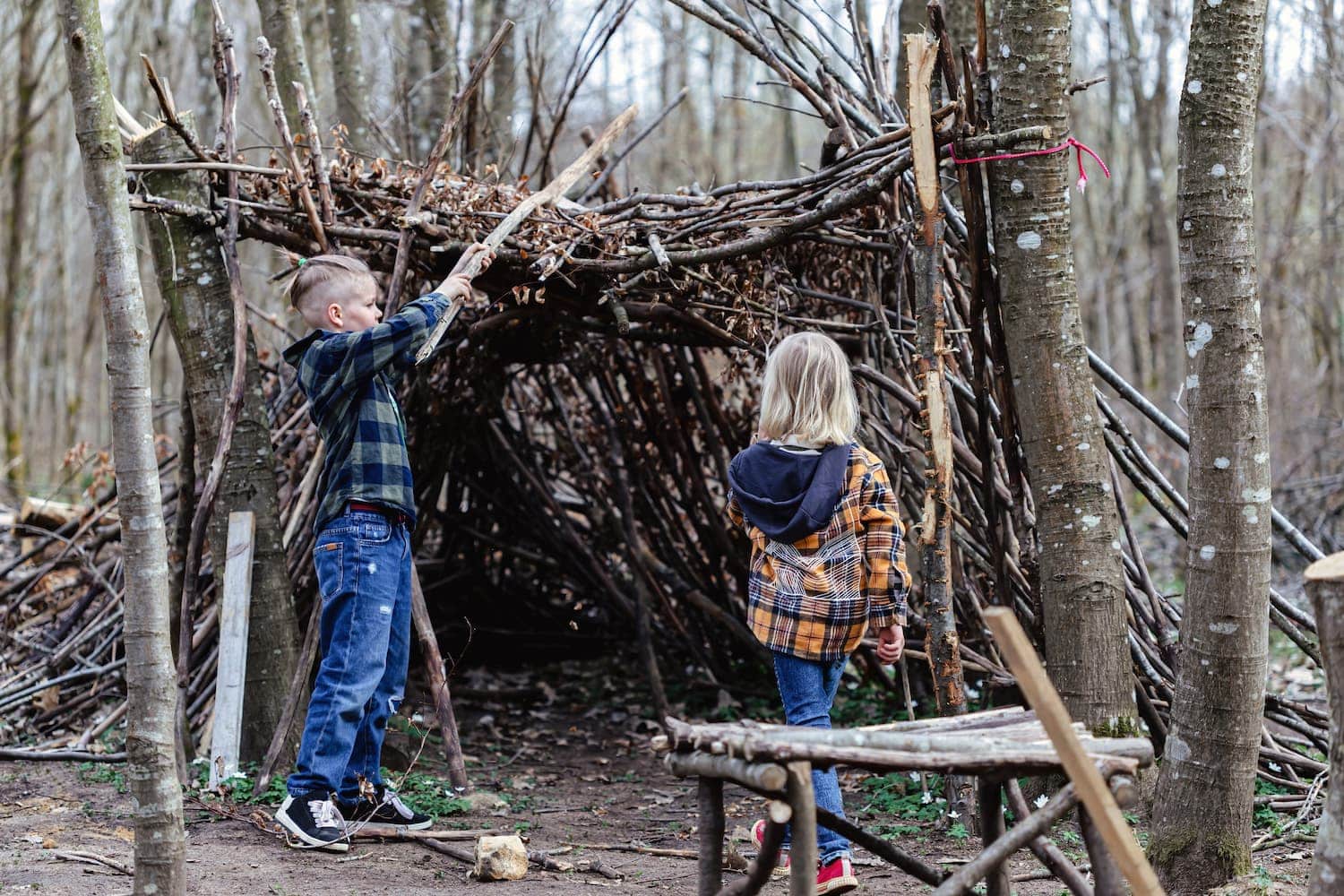 Enfants dans une cabane