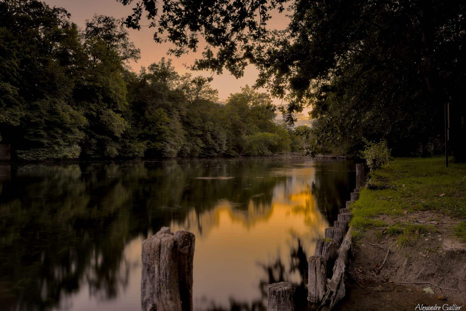 Coucher de soleil sur lac en automne en sologne