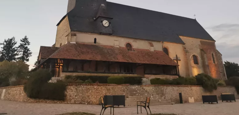 Maison de la forêt dans le berry insolite