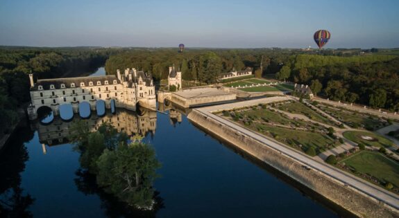 Vue aérienne sur le château de Chenonceau et les jardins