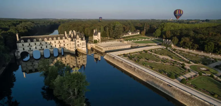 Vue aérienne sur le château de Chenonceau et les jardins