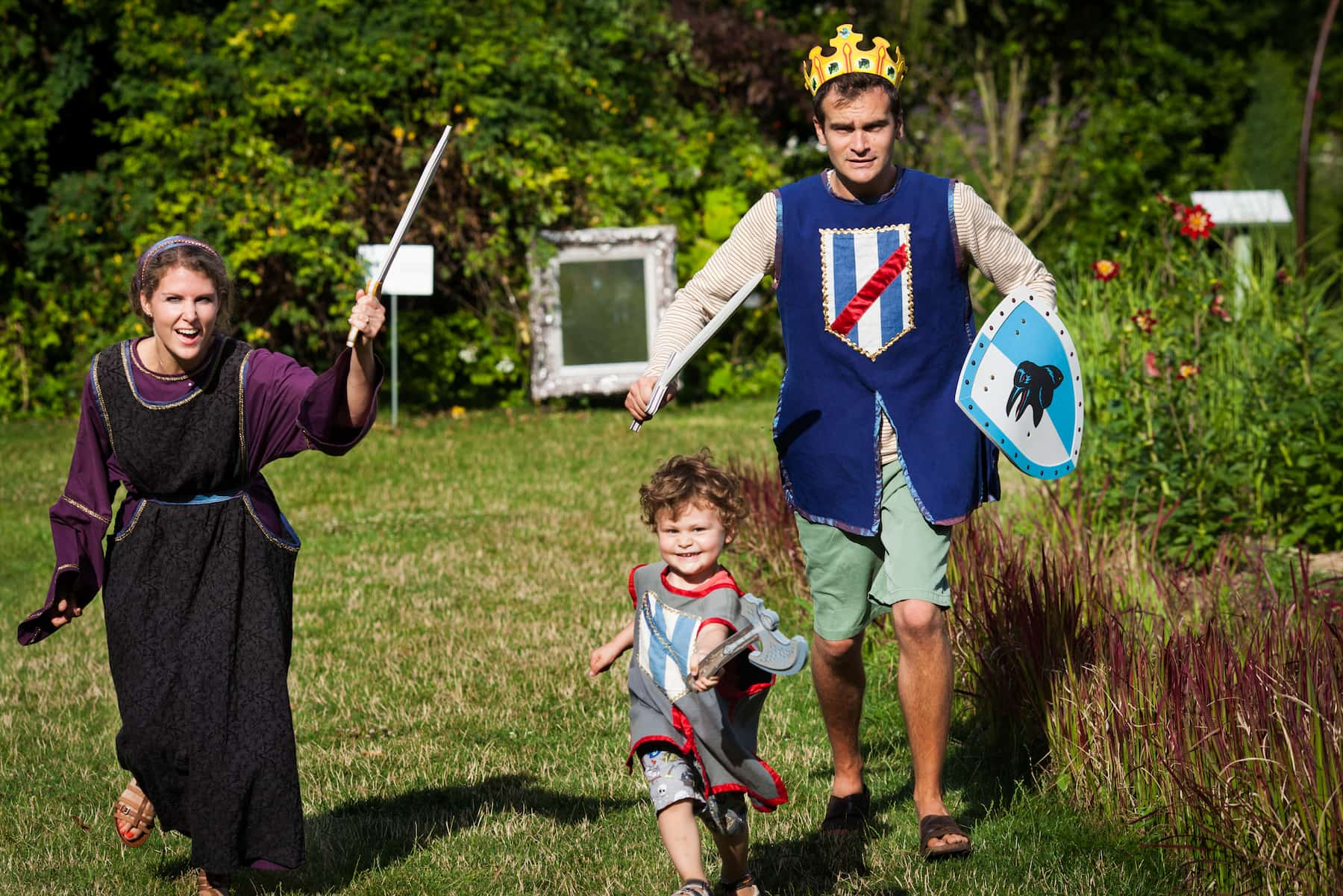 Famille dans les jardins du Rivau