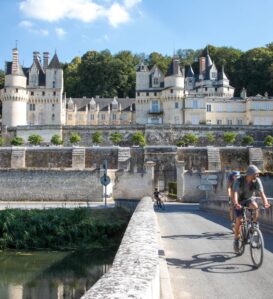 Les Échappées à Vélo, au pied du château d'Ussé