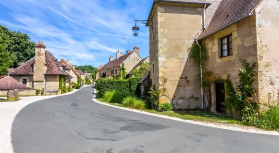 Village Apremont sur allier Crédit photo : Adobe Stock