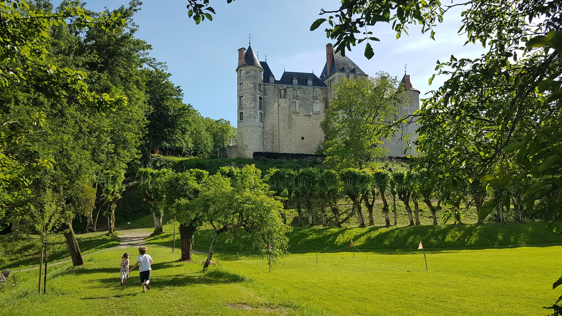 chateau de saint brisson sur loire et son parc pâques