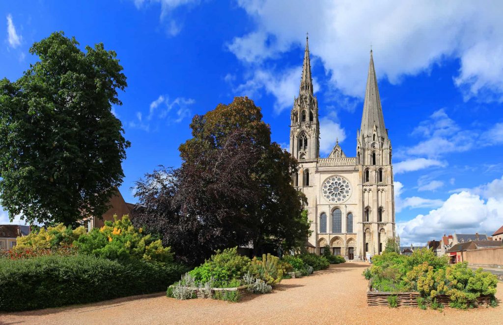 cathedrale-chartres-AdobeStock_113614662.jpg