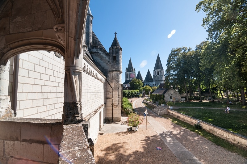 Jardin du logis royal et la collégiale Saint-Ours au fond