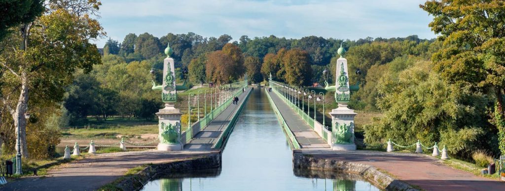 Canal-Briare-AdobeStock