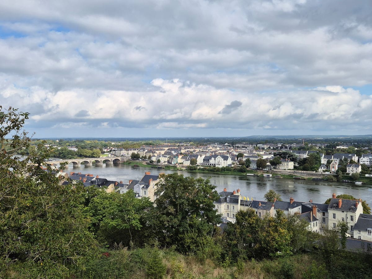 Ville de Saumur en automne