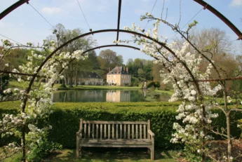 Jardin du Plessis Sasnières Marché aux plantes et produits du terroir les 17 et 18 mai 2025