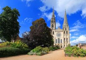 cathedrale-chartres-AdobeStock_113614662.jpg